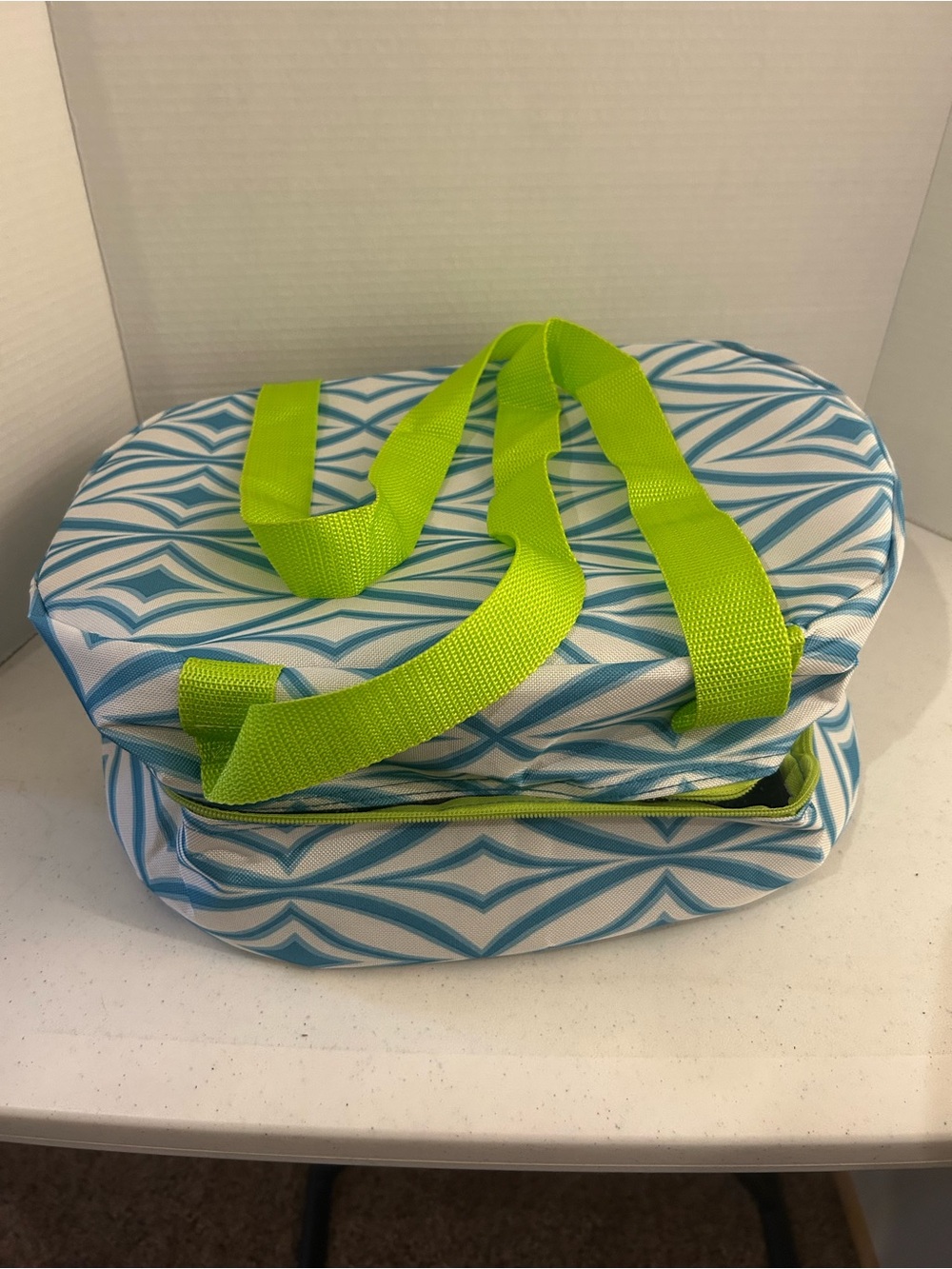 Insulated casserole Hot/Cold tote w/Lime Green Handles W/Extensions. 15”x12”x7”